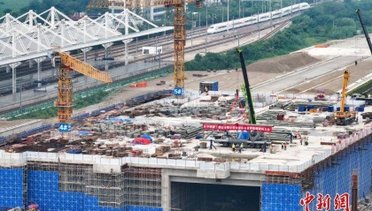 新建上海至南京至合肥高铁南通站站房建设加速 钢结构首节桁架吊装完成