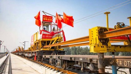 钢轨“上线”！河北两条重点铁路同时开始铺轨施工