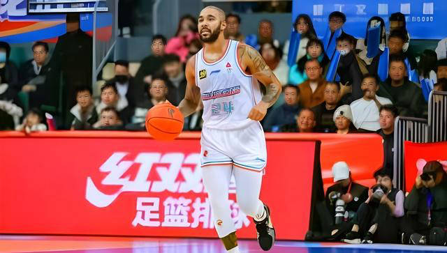 山东高速客场轻松战胜福建，摩尔表现堪忧