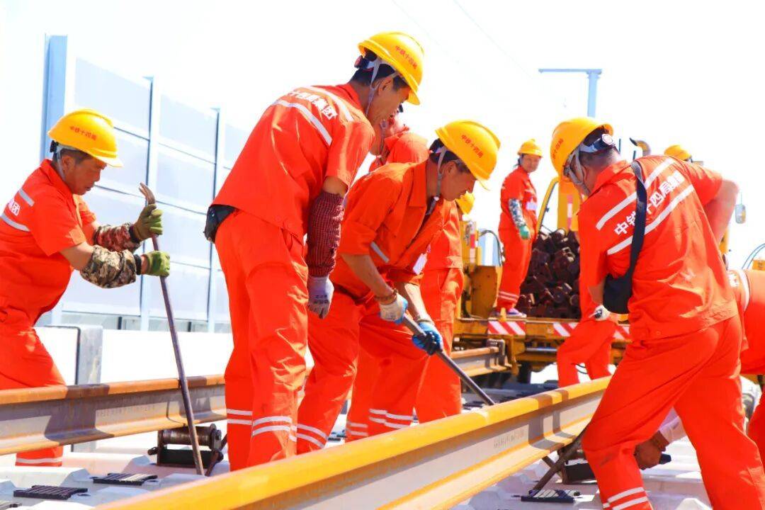 钢轨“上线”！河北两条重点铁路同时开始铺轨施工