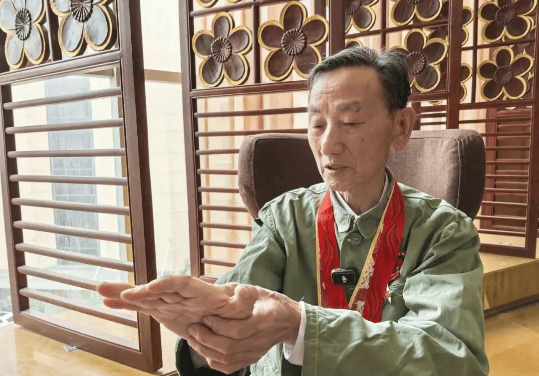 “老先生,您把项链取下来再做CT”